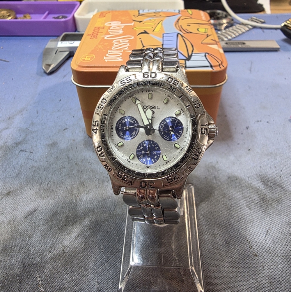 vintage Fossil Blue men's watch, model BQ8775.